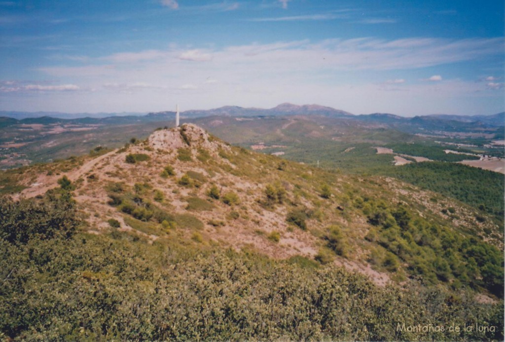 Cruz en la cima del Cenarosa, 1.210 mts., al fondo Sierra Mariola con El Montcabrer